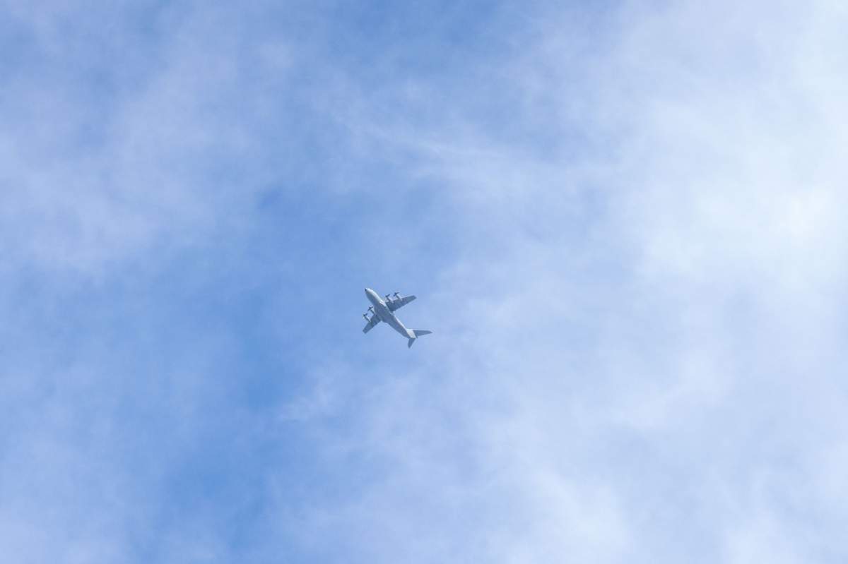 Avion pe cer