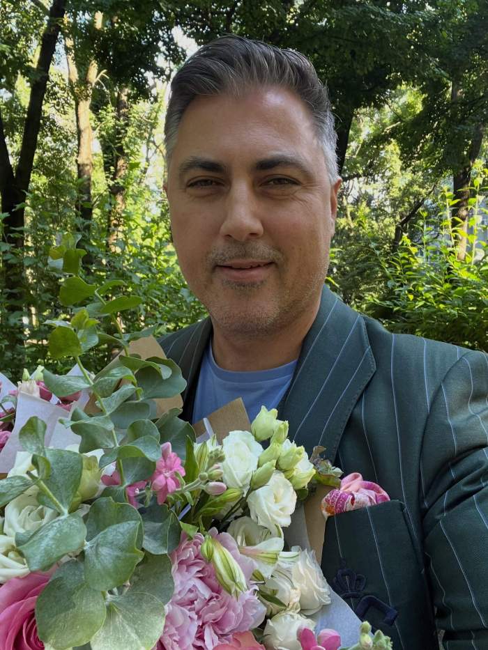 Alexandru Ciucu are flori in mana