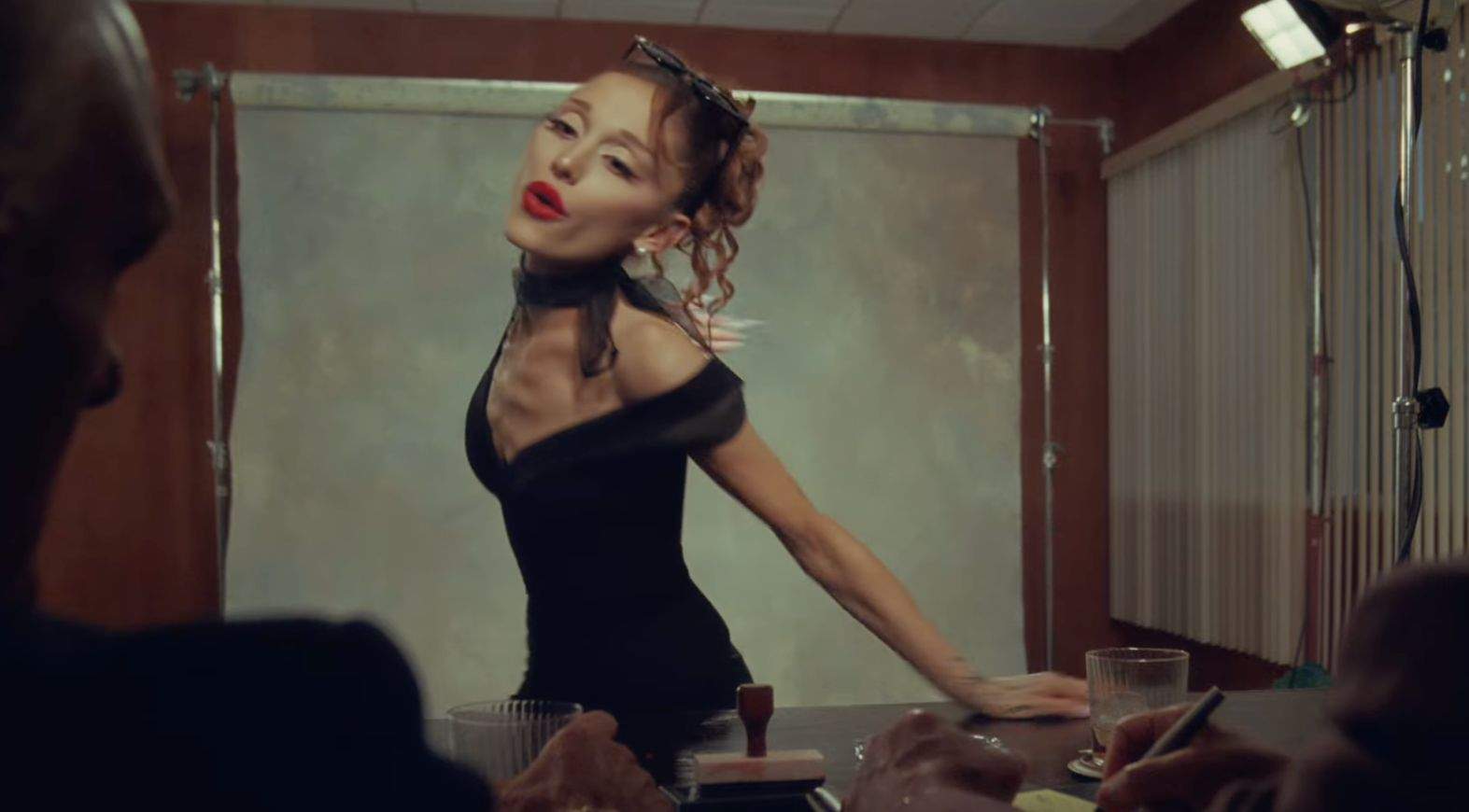 Ariana Grande într-un videoclip muzical