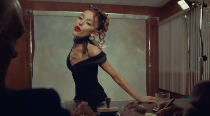 Ariana Grande într-un videoclip muzical