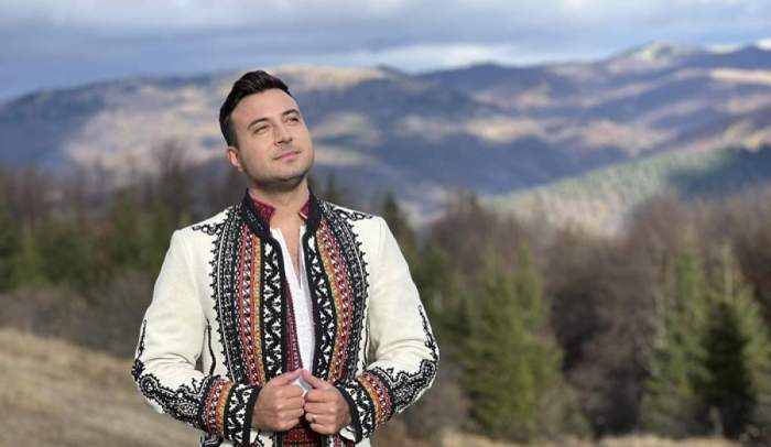 Valentin Sanfira, în straie populare
