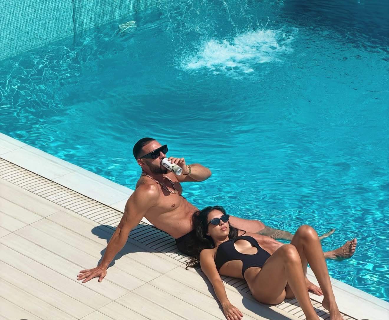 Dorian Popa și soția, la plajă