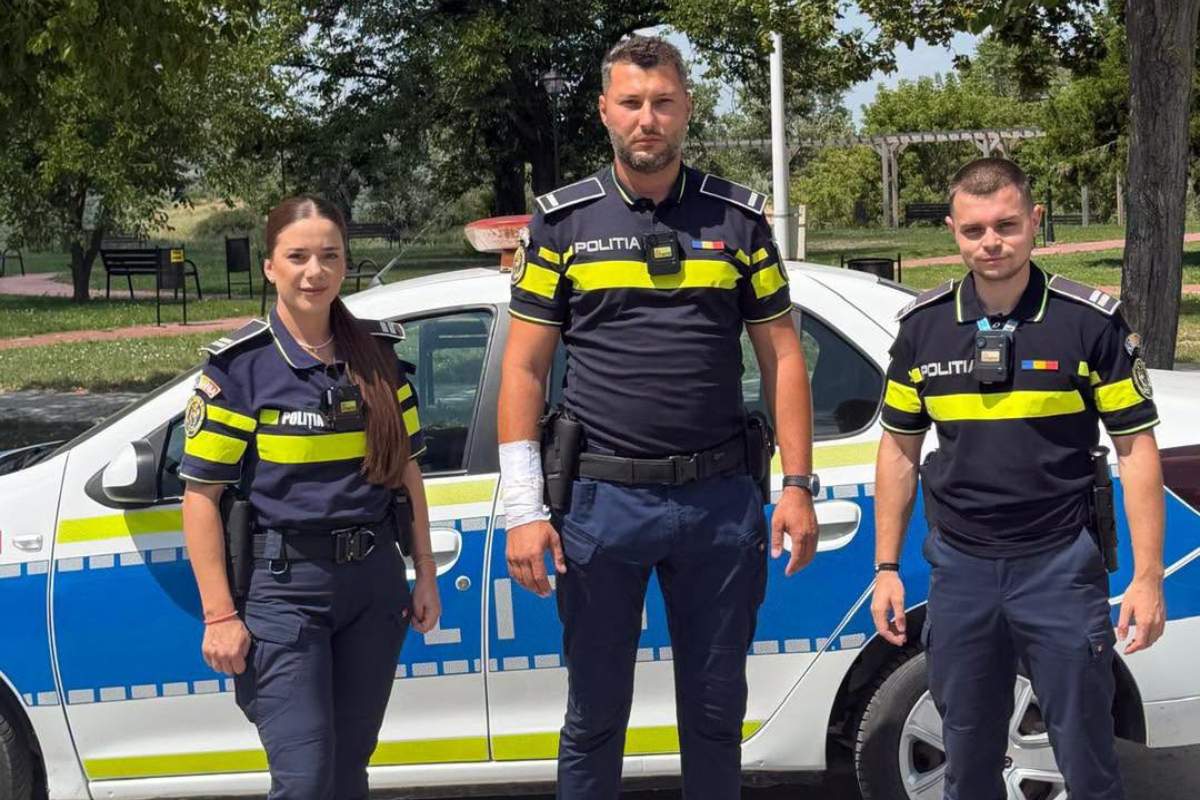 Ei sunt eroii care au intrat în flăcări pentru a salva o viață. Unul dintre polițiști a fost rănit în timpul intervenției