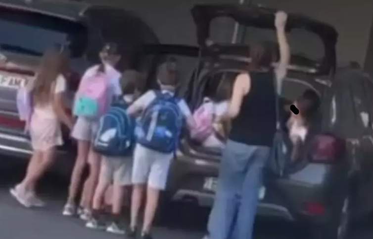 Video revoltător! O angajată de la after school din Popesti îndeasă 8 copii într-o dacie! Unii sunt transportați în portbagaj