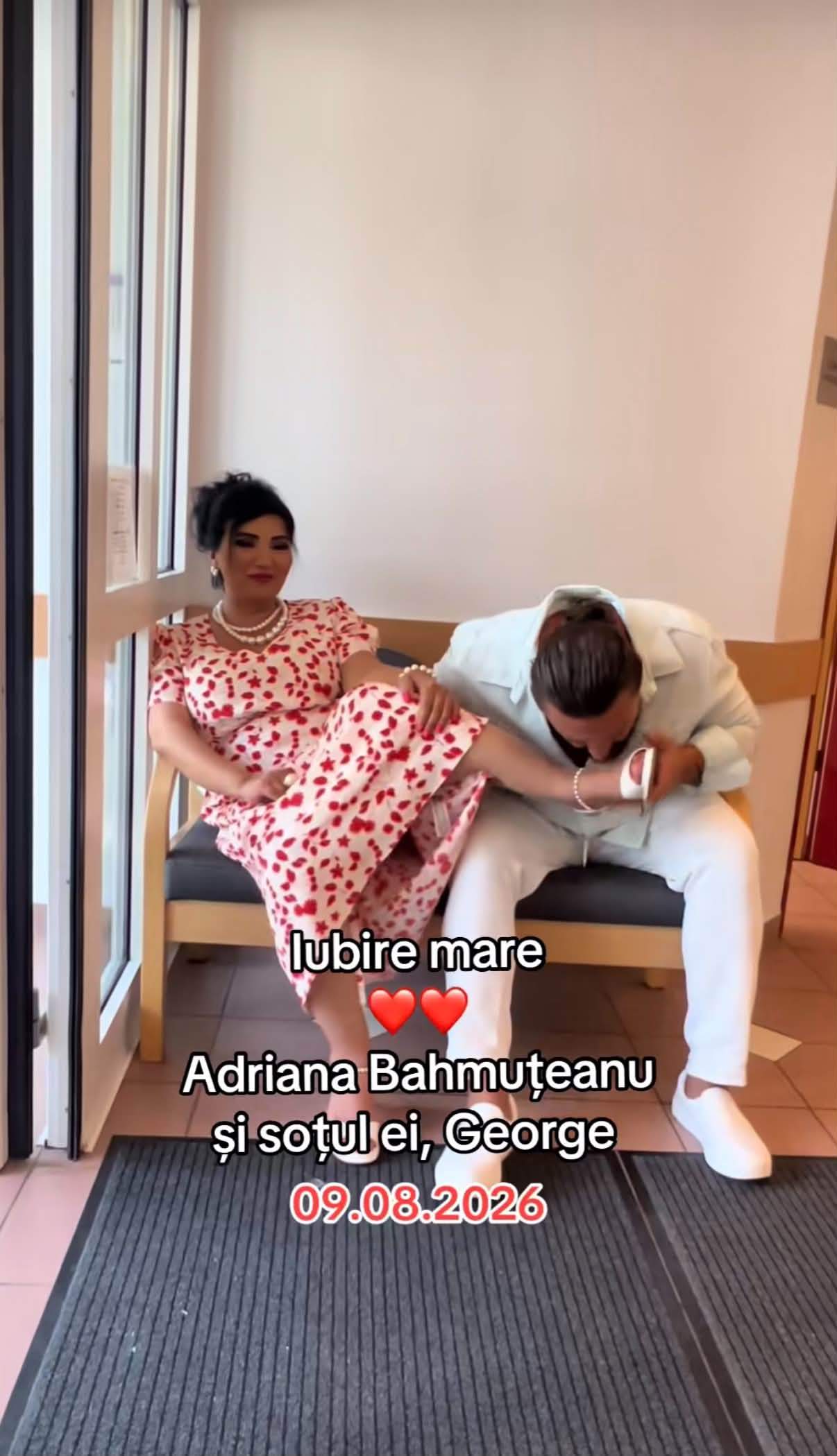 George Restivan i-a sărutat picioarele Adrianei Bahmuțeanu. Soțul jurnalistei i-a adresat cuvinte dulci | VIDEO
