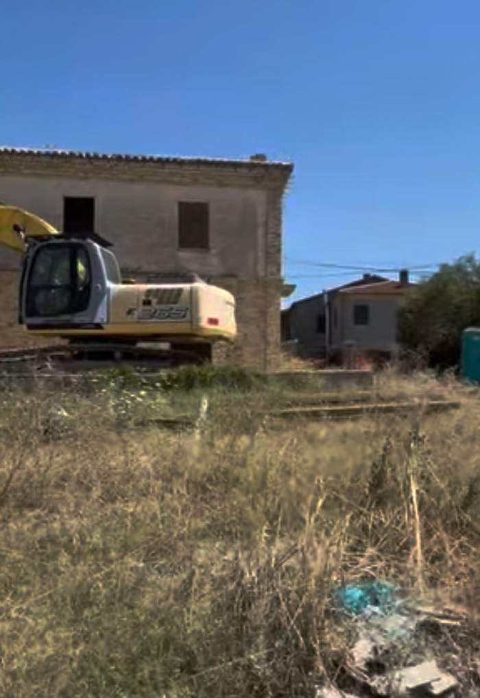 A început demolarea casei din Italia a Gabrielei Cristea. Imagini de pe șantier