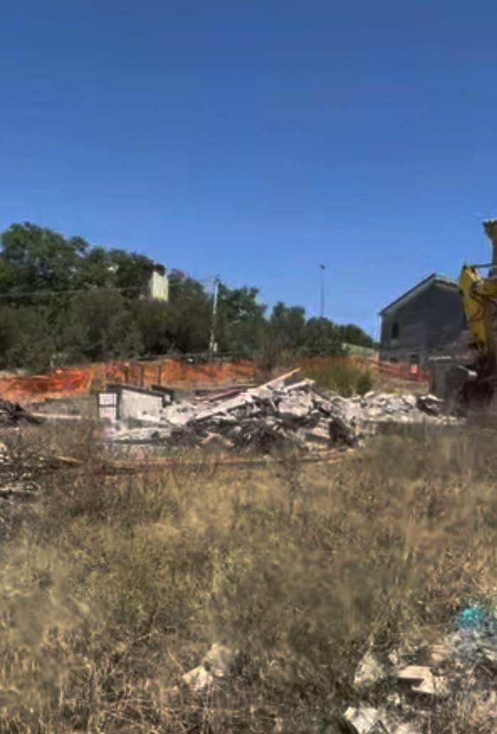 A început demolarea casei din Italia a Gabrielei Cristea. Imagini de pe șantier