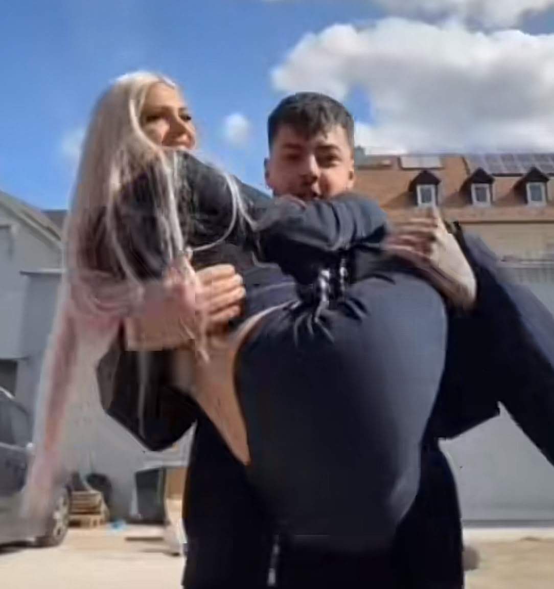 Emre o ține în brațe pe Andreea BLD