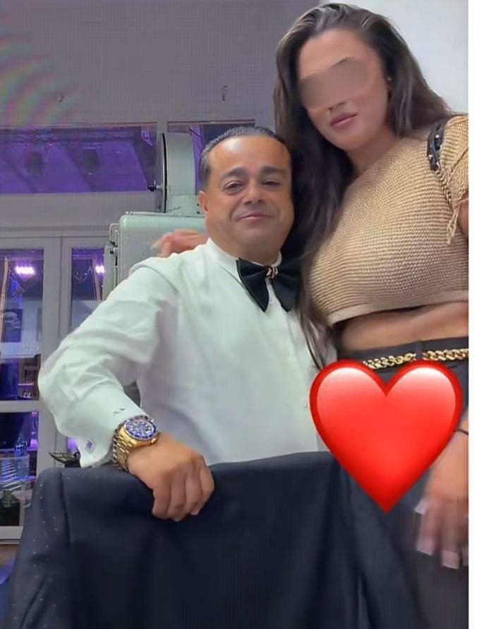Adrian Minune, surprins în compania unei femei! S-a lăsat sărutat pe obraz