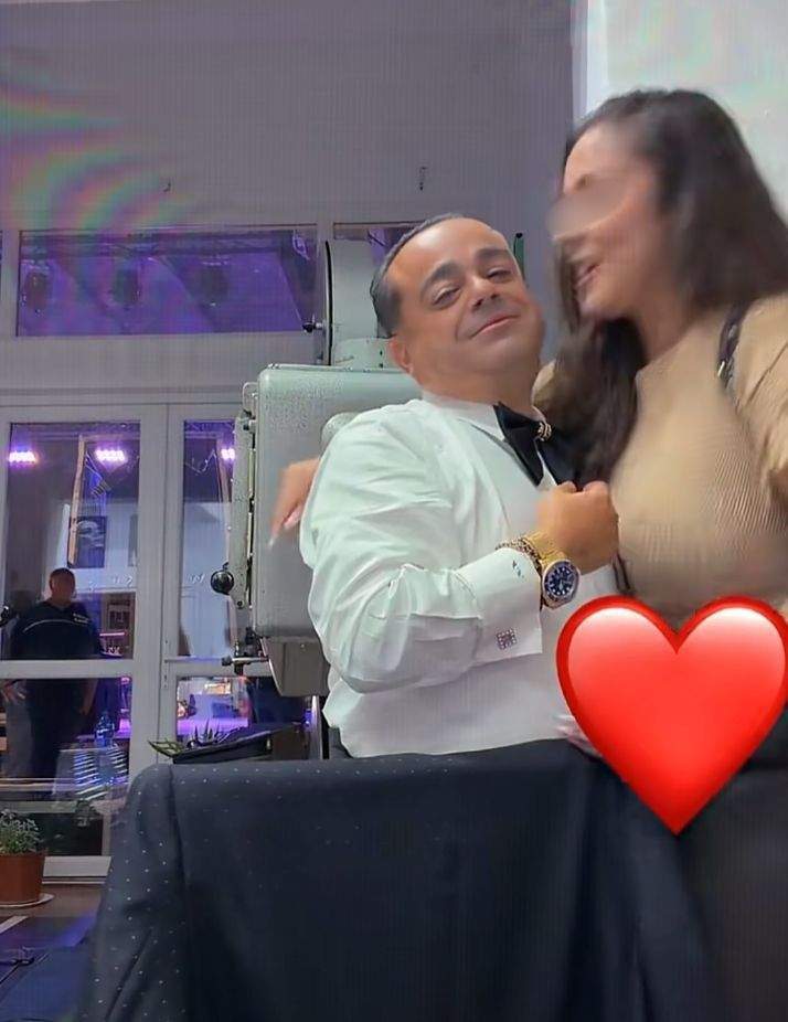 Adrian Minune, alături de o fană