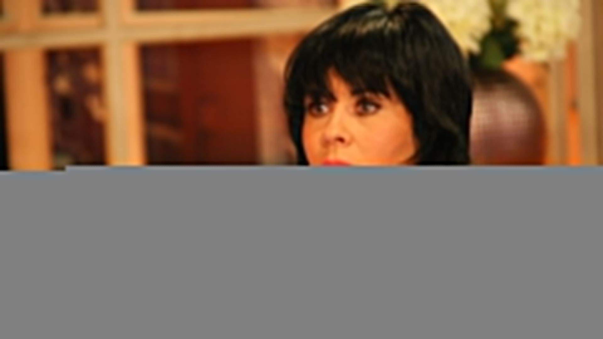 Mariana Moculescu poarta o tinuta de culoare neagra