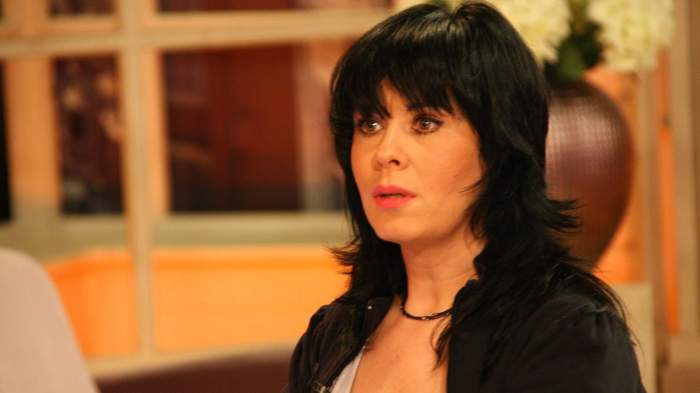 Mariana Moculescu poarta o tinuta de culoare neagra