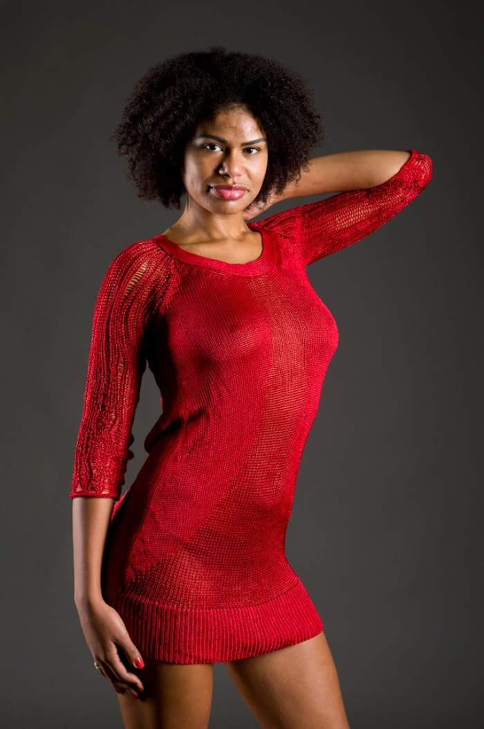 Rose Adhiambo, poarta o rochie de culoare rosie
