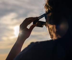 De ce nu ai voie să privești eclipsa de Soare cu ochiul liber. Ce se întâmplă, de fapt, cu ochii tăi