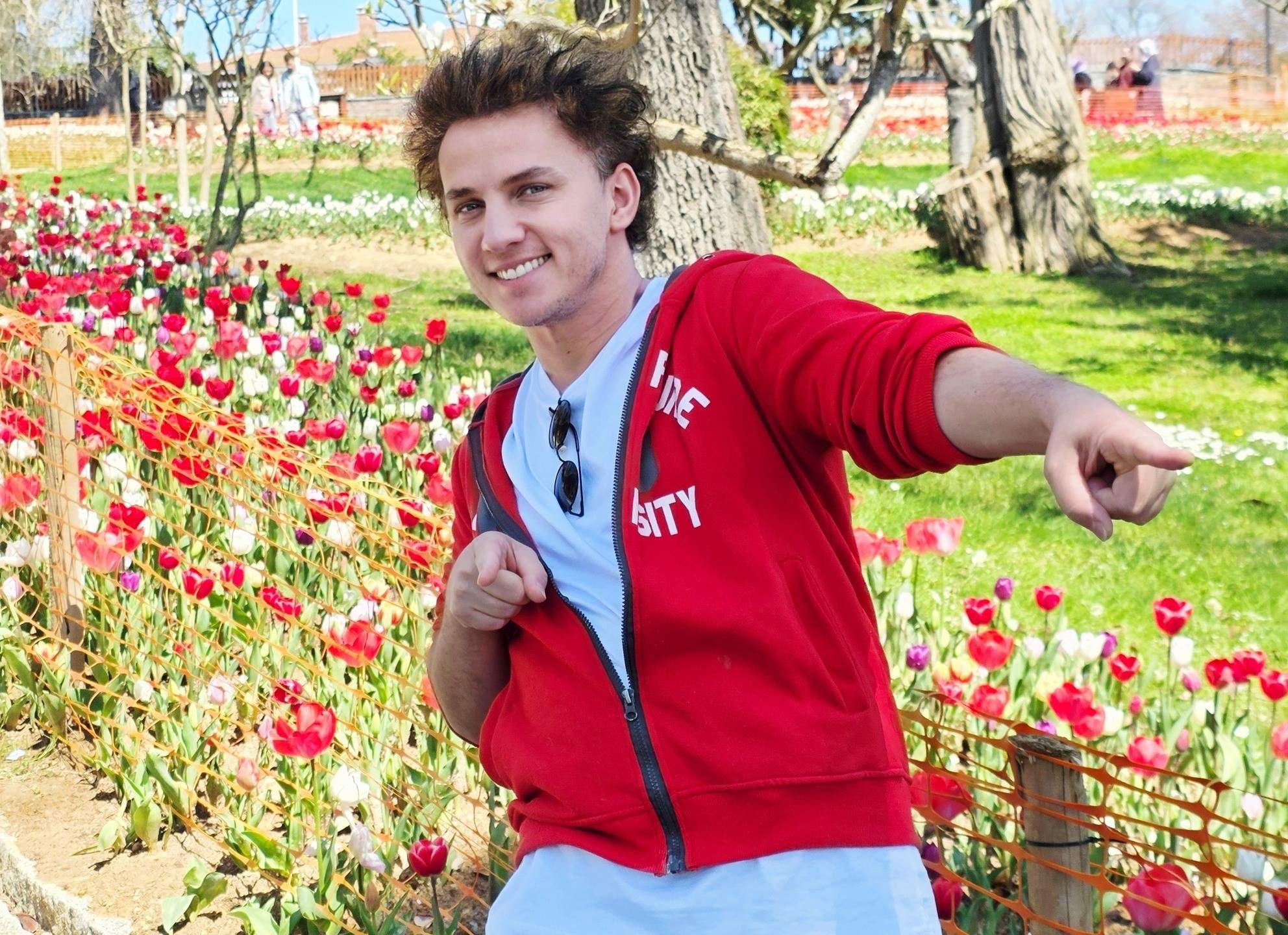 mihai traistariu imbracat in rosu