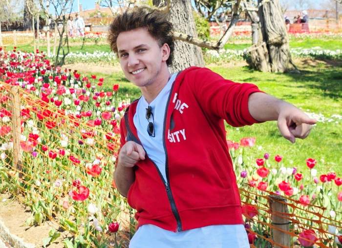 mihai traistariu imbracat in rosu