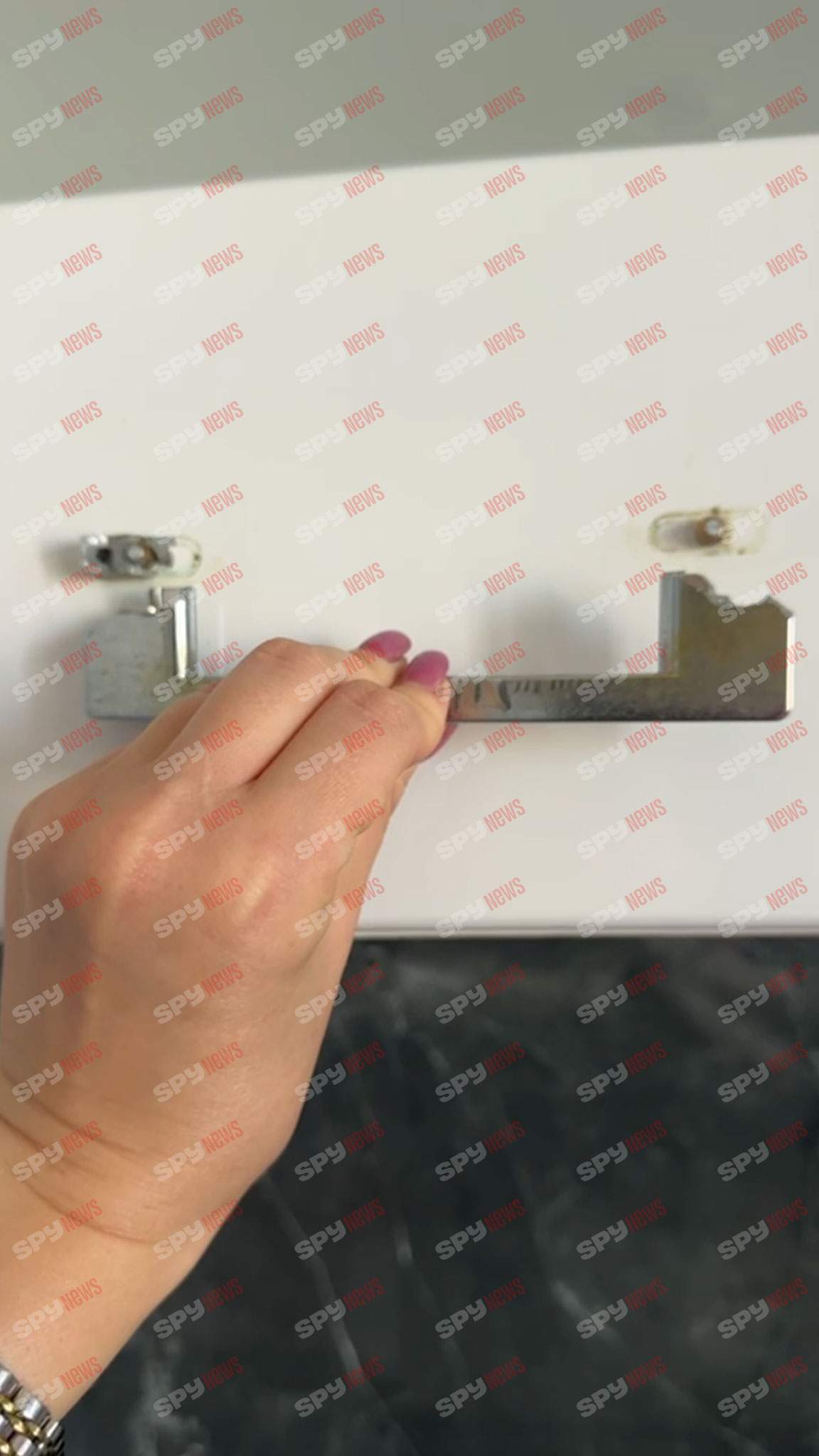 Mihai Trăistariu spune cât de furios este! Şi-a găsit apartamentele de la mare distruse! Turiștii au plecat inclusiv cu oalele! Avem video