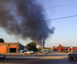 Incendiu puternic lângă Năvodari. Fumul gros se vede de la distanță. Patru autospeciale ISU intervin