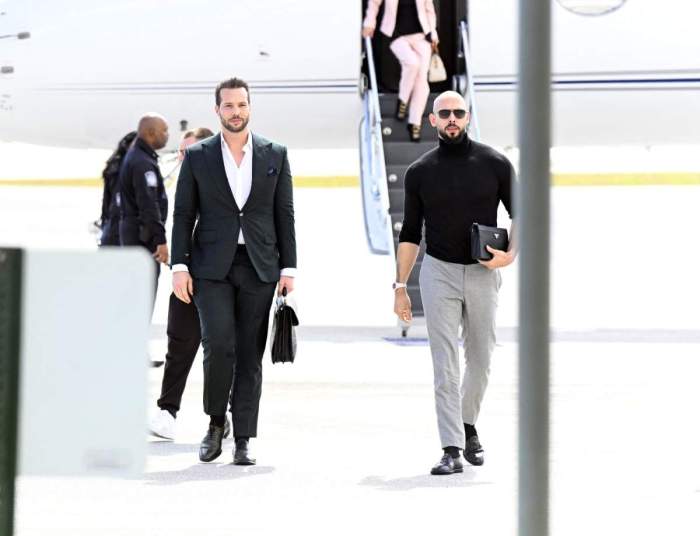 Andrew și Tristan Tate în aeroport