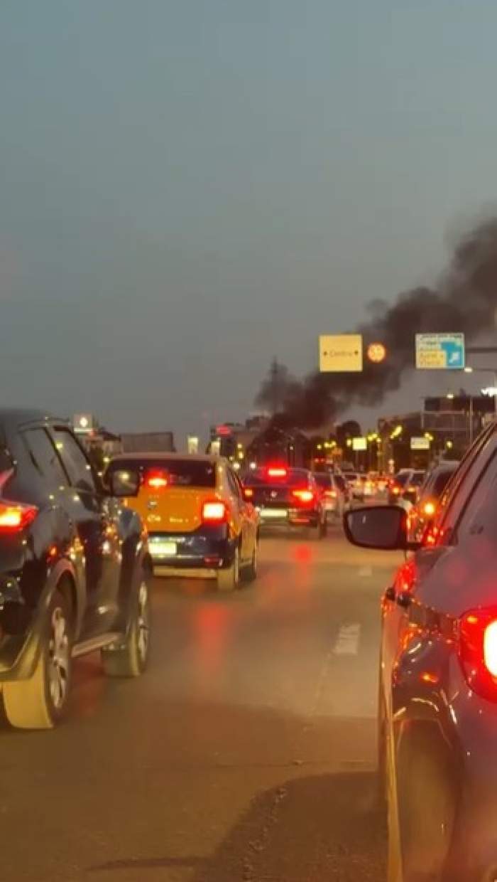 Explozie în pasajul Băneasa! O mașină a luat foc și apoi a avut loc și o explozie. Imagini în timp real