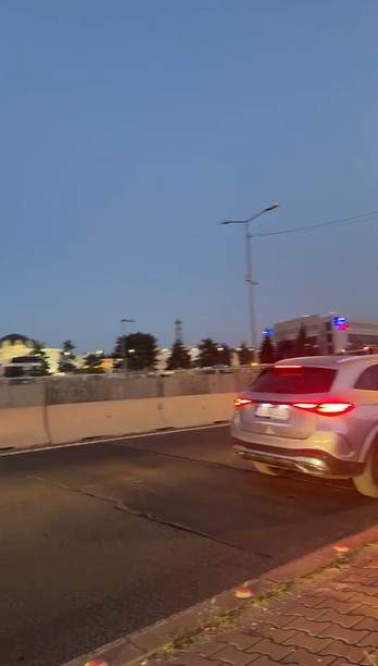 Explozie în pasajul Băneasa! O mașină a luat foc și apoi a avut loc și o explozie. Imagini în timp real