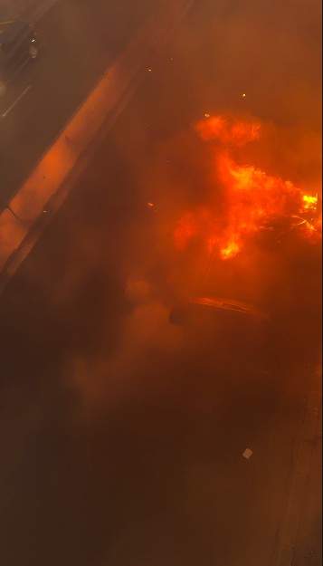 Explozie în pasajul Băneasa! O mașină a luat foc și apoi a avut loc și o explozie. Imagini în timp real