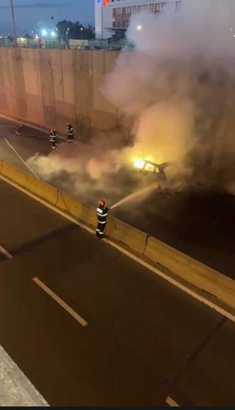 Explozie în pasajul Băneasa! O mașină a luat foc și apoi a avut loc și o explozie. Imagini în timp real