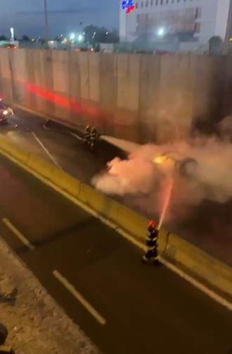 Explozie în pasajul Băneasa! O mașină a luat foc și apoi a avut loc și o explozie. Imagini în timp real