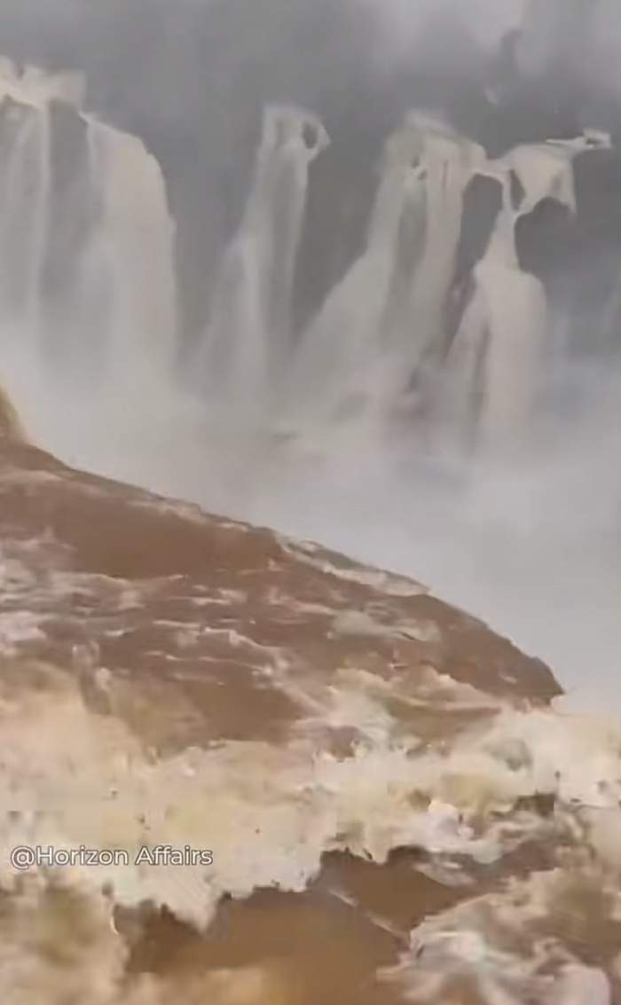 Apele învolburate de la Cascada Iguazu s-au dezlănțuit! Zeci de turiști se plimbă pe pod, deși nivelul apei a crescut enorm