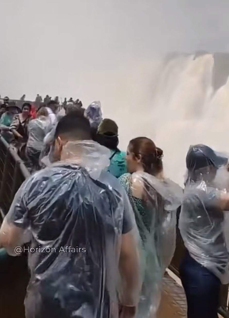 Apele învolburate de la Cascada Iguazu s-au dezlănțuit! Zeci de turiști se plimbă pe pod, deși nivelul apei a crescut enorm