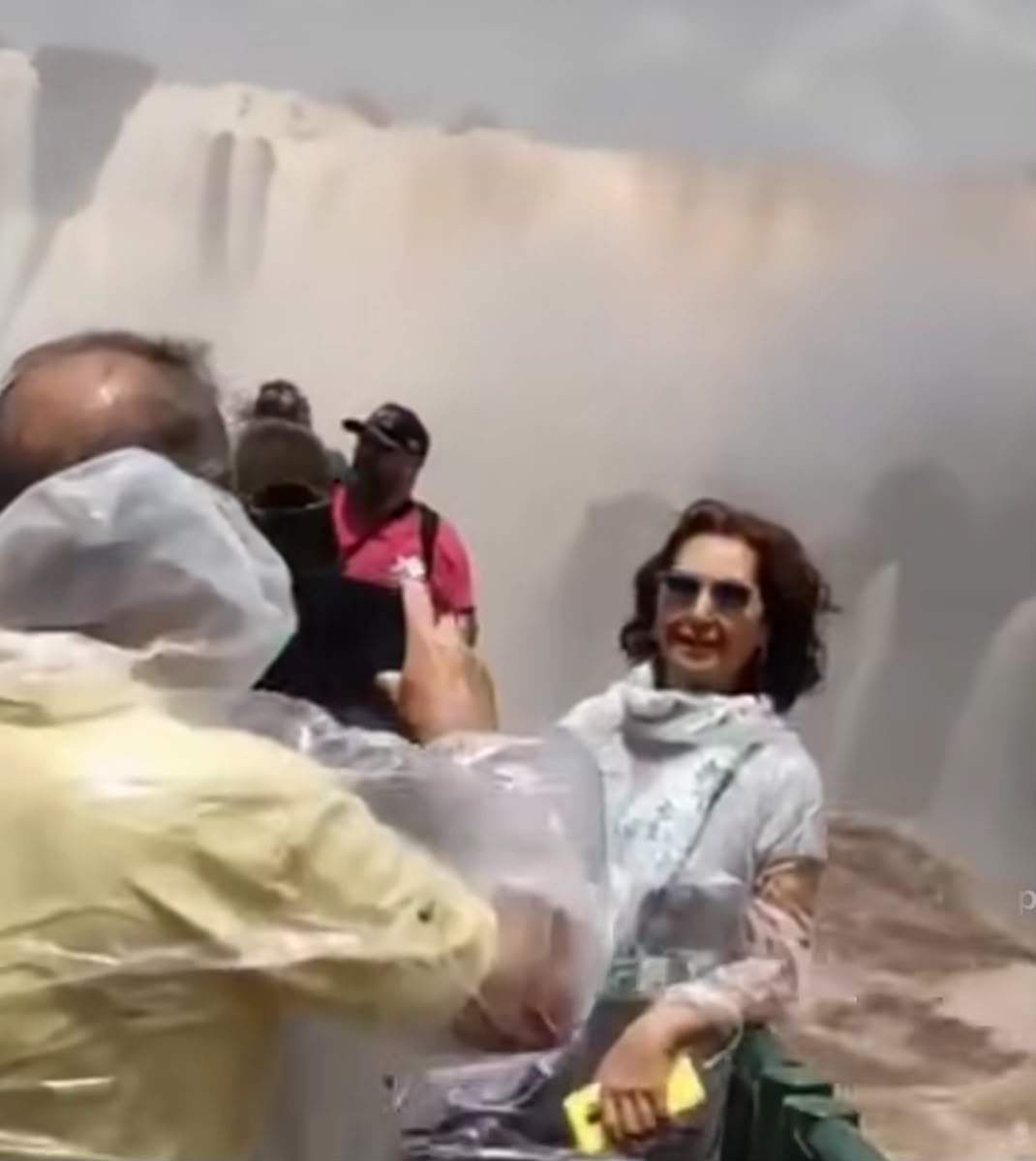 Apele învolburate de la Cascada Iguazu s-au dezlănțuit! Zeci de turiști se plimbă pe pod, deși nivelul apei a crescut enorm