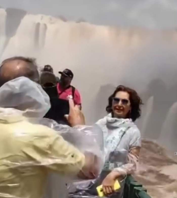 Apele învolburate de la Cascada Iguazu s-au dezlănțuit! Zeci de turiști se plimbă pe pod, deși nivelul apei a crescut enorm