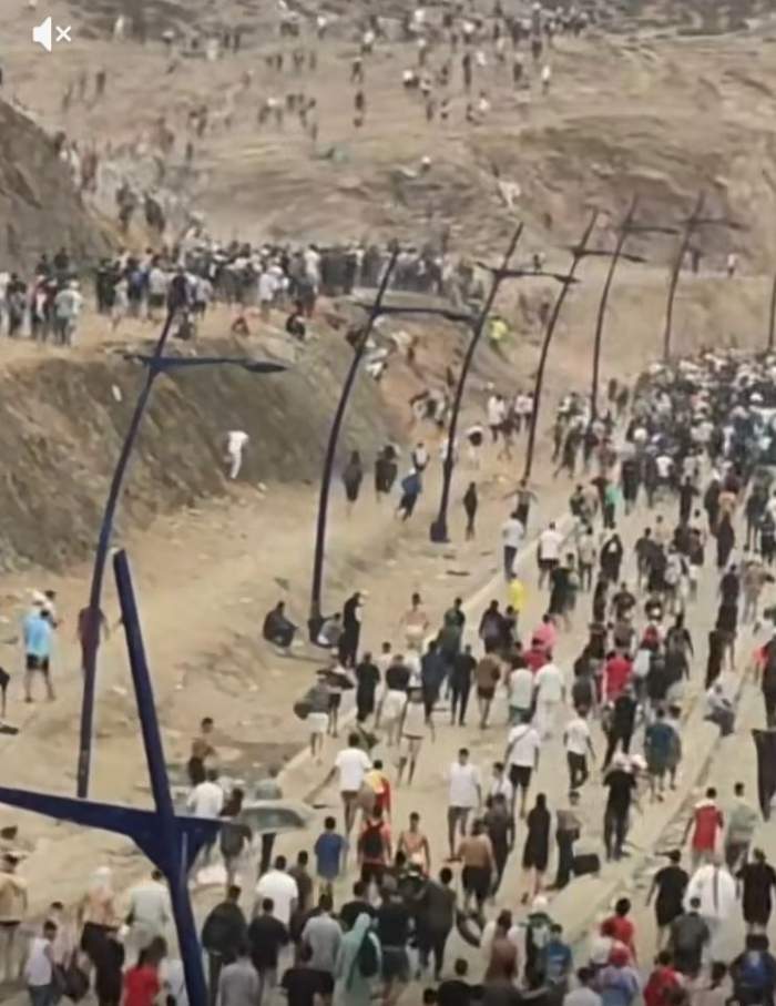 Imagini greu de privit! Un nou val de migranți a forțat Ceuta | VIDEO