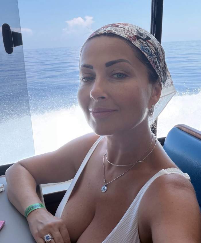 Gabriela Cristea pe malul mării