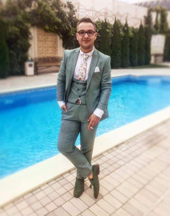 razvan babana la costum langa o piscina