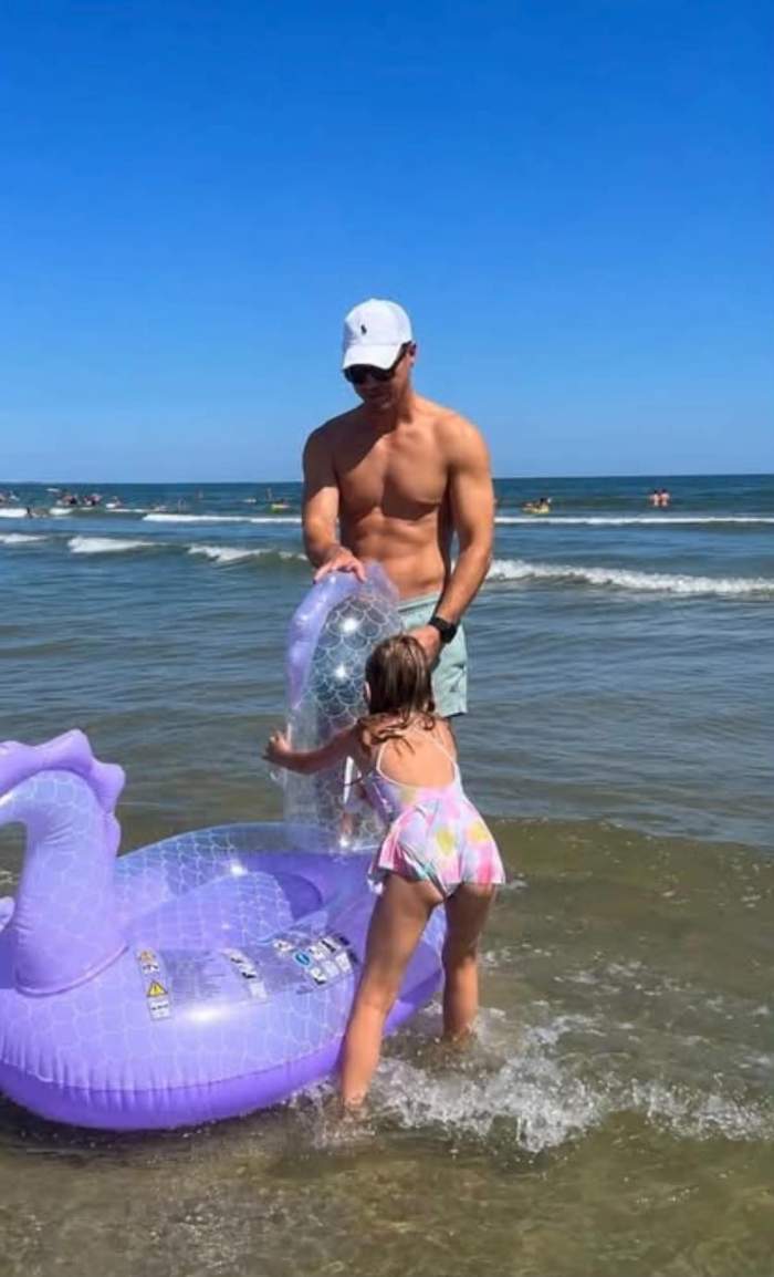 Elena Udrea, apariție în costum de baie pe litoralul românesc. Fostul ministru și-a etalat silueta