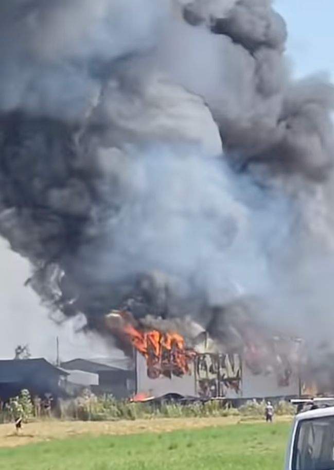 Hala din Băicoi care a fost incendiată
