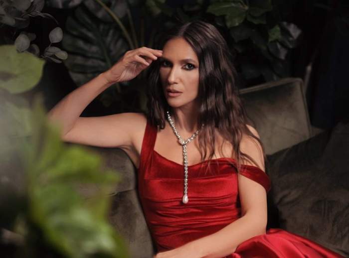 Adela Popescu, în rochie roșie
