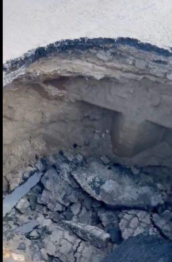 Carmen Șerban vrea să acționeze în instanță, după ce a fost la un pas să cadă cu mașina în groapă. Cântăreața este revoltată