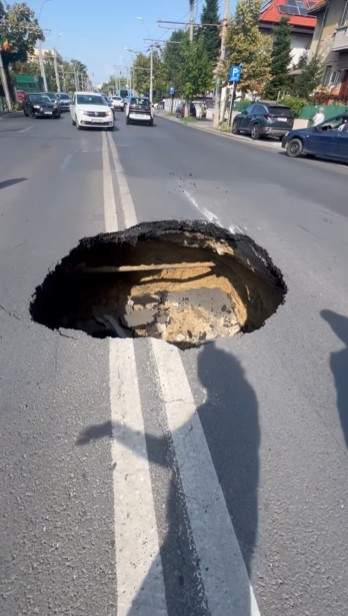 Carmen Șerban vrea să acționeze în instanță, după ce a fost la un pas să cadă cu mașina în groapă. Cântăreața este revoltată