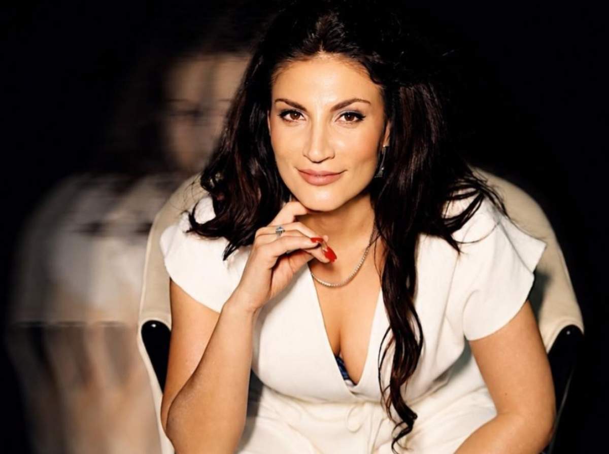 Ioana Ginghină, în rochie albă