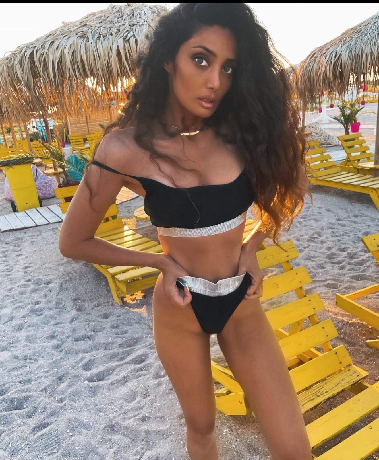 Claudia Pavel în costum de baie