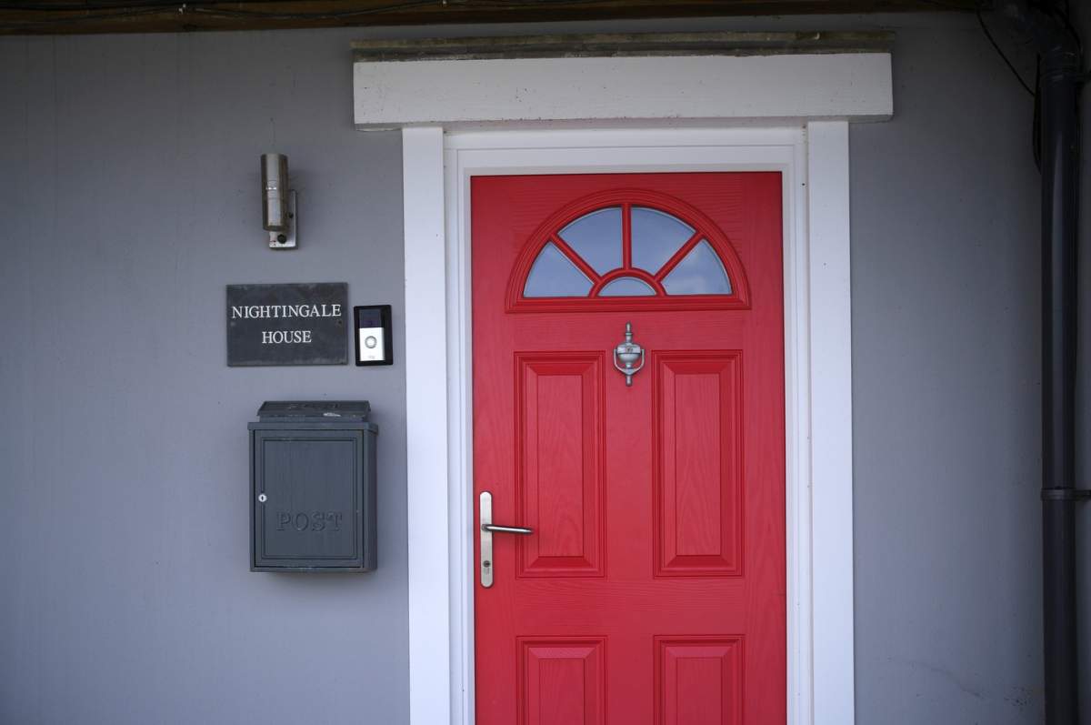 Ușă roșie, ușă de la intrare. Nightingale House, Falmouth, Cornwall, Anglia, Regatul Unit, Marea Britanie.
