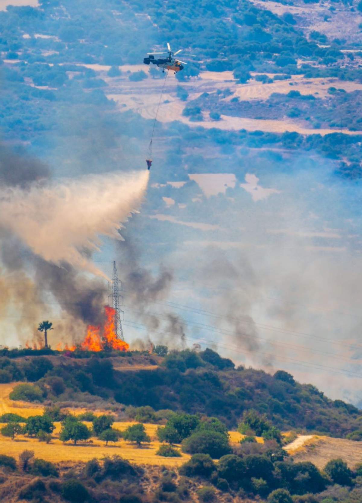 Un elicopter care stinge un incendiu