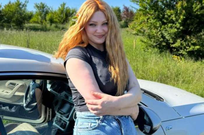 Andreea Anița, lângă o mașină
