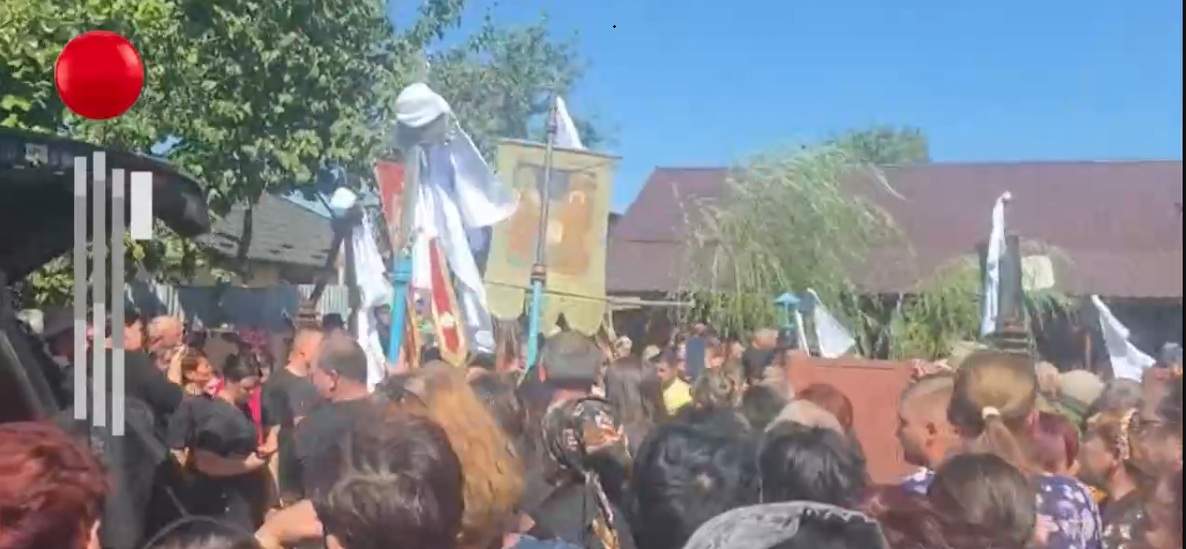 Imagini dureroase de la înmormântarea fraților înecați în stațiunea Olimp. Vlad și Ionuț sunt conduși pe ultimul drum