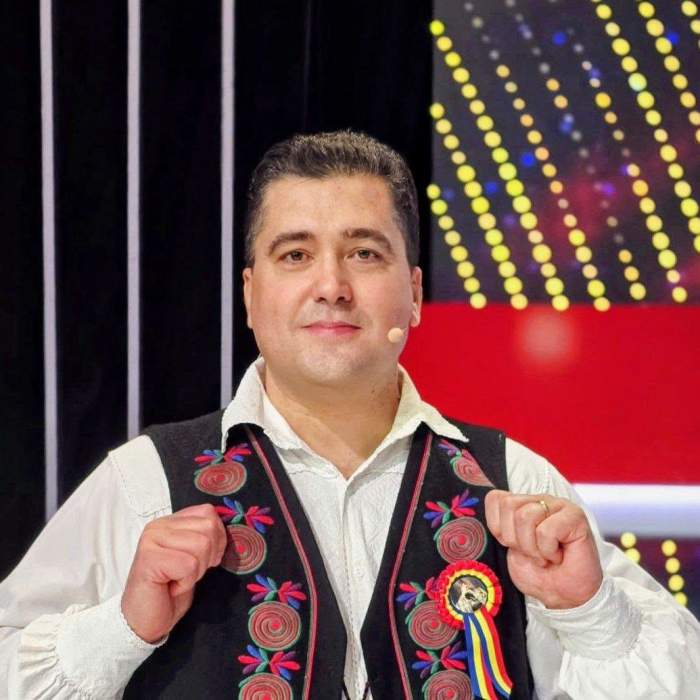 Gelu Voicu poarta costum popular