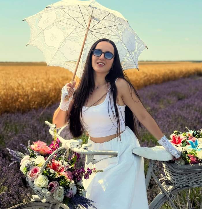 Silvia Voicu într-un lan cu lavandă