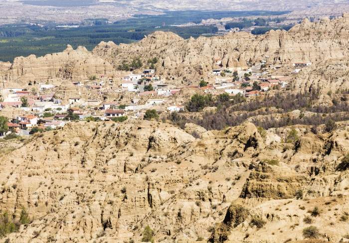 Numeroase case săpate în versantul unui deal mic din Los Banos, lângă Guadix, Andaluzia, Spania