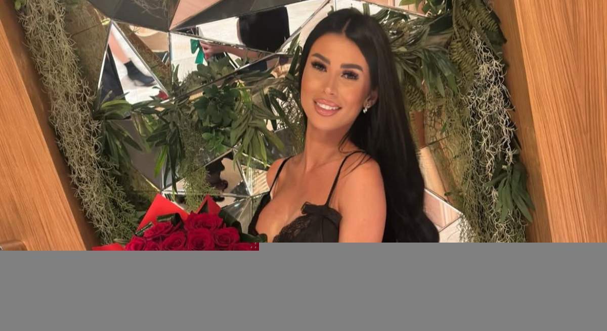 Bianca Dan cu un buchet de flori